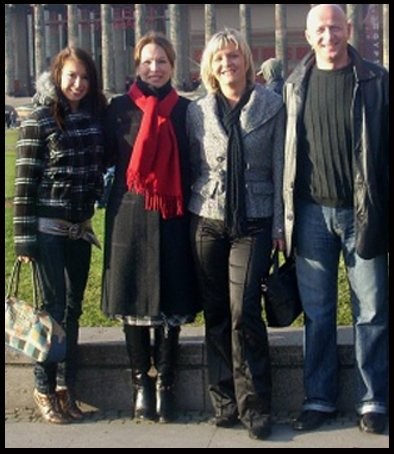 <p>Anglia 2008 -Luty- <br/>Od lewej : Ja , Moja Mama;) oraz moi Lokatorzy;)</p>